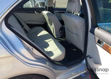 2013 Mercedes-Benz C 250 Sport z USA, uszkodzony, nr VIN WDDGF4HB0DR290922